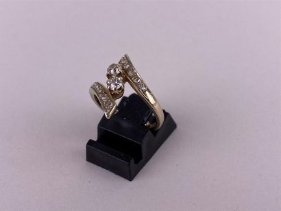 Bague en or gris 18K ornée de deux petits...