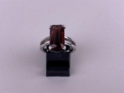 Bague en or gris 18K ornée d'une tourmaline...