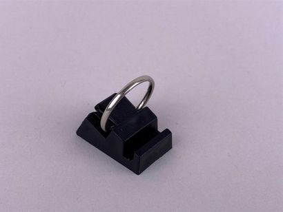 Alliance en or gris 18K.
Poids : 1,5 g.
TDD...