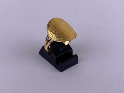 Bague en or jaune 18K ornée d'une pièce de...