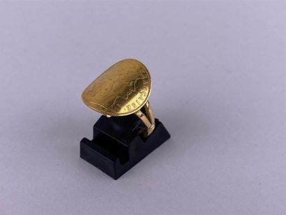 Bague en or jaune 18K ornée d'une pièce de...
