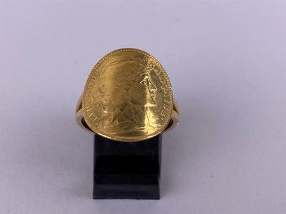 Bague en or jaune 18K ornée d'une pièce de...