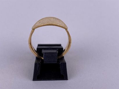 Bague en or jaune 18K ornée d'une pièce de...