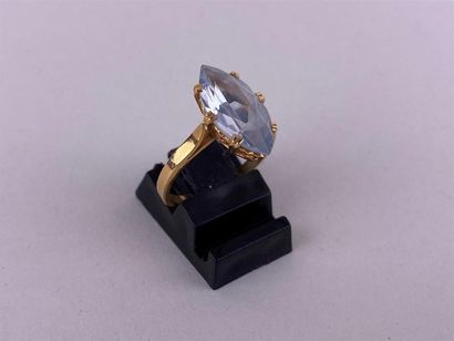 Bague en or jaune 18K ornée d'une aigue marine...