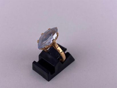 Bague en or jaune 18K ornée d'une aigue marine...