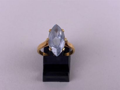 Bague en or jaune 18K ornée d'une aigue marine...