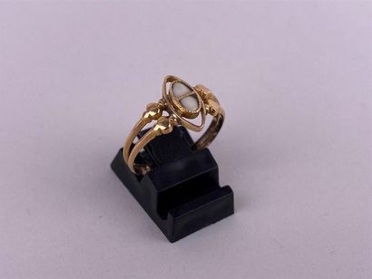Bague marquise en or jaune 18K ornée de deux...