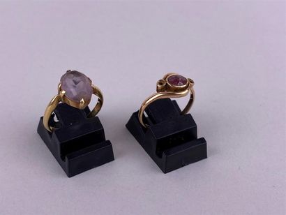 Deux bagues en or jaune 18K centrées de pierres...