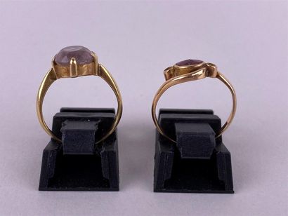 Deux bagues en or jaune 18K centrées de pierres...