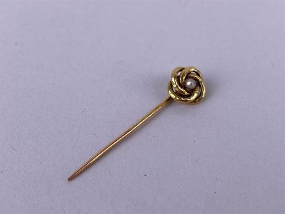 Petite épingle de cravate en or jaune 18K...