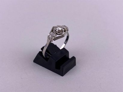 Bague en or gris 18K et platine centrée d'un...