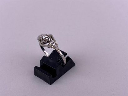 Bague en or gris 18K et platine centrée d'un...