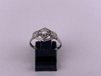 Bague en or gris 18K et platine centrée d'un...