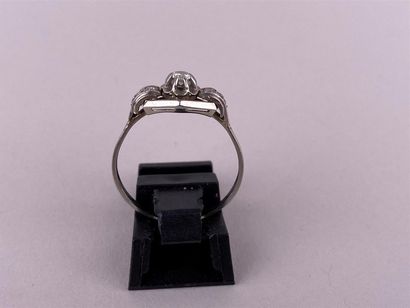 Bague en or gris 18K et platine centrée d'un...