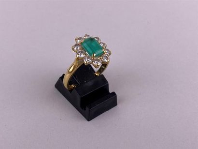 Bague marguerite en or jaune 18K centrée...