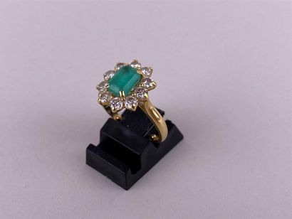 Bague marguerite en or jaune 18K centrée...