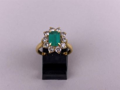 Bague marguerite en or jaune 18K centrée...