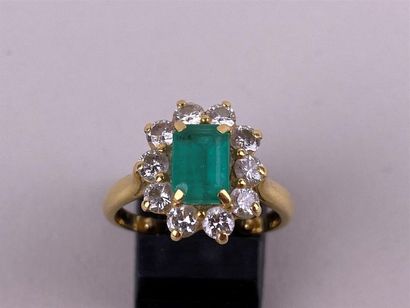 Bague marguerite en or jaune 18K centrée...