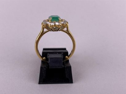 Bague marguerite en or jaune 18K centrée...