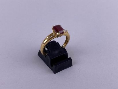 Bague en or jaune 18K centrée d'un rubis...