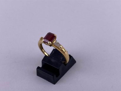 Bague en or jaune 18K centrée d'un rubis...
