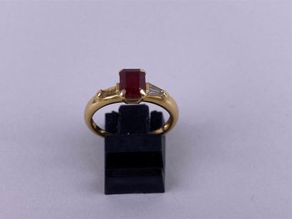 Bague en or jaune 18K centrée d'un rubis...