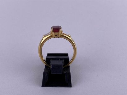 Bague en or jaune 18K centrée d'un rubis...