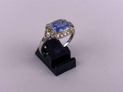 Bague en or gris 18K centrée d'une pierre...