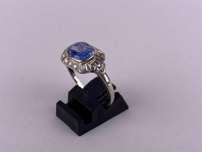 Bague en or gris 18K centrée d'une pierre...