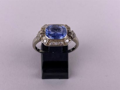 Bague en or gris 18K centrée d'une pierre...
