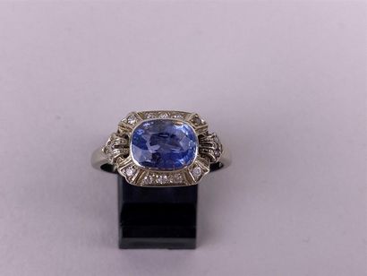 Bague en or gris 18K centrée d'une pierre...