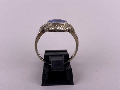 Bague en or gris 18K centrée d'une pierre...
