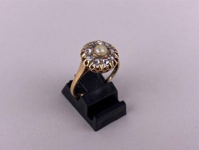 Bague en or jaune 18K centrée d'une demi-perle...
