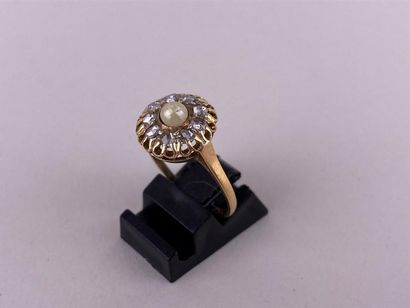 Bague en or jaune 18K centrée d'une demi-perle...
