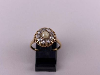 Bague en or jaune 18K centrée d'une demi-perle...
