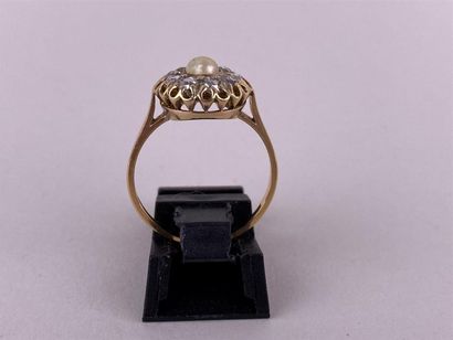 Bague en or jaune 18K centrée d'une demi-perle...
