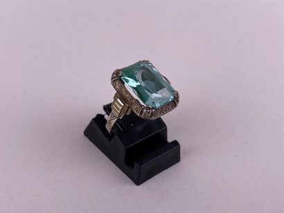 Bague en or gris 18K ornée d'une pierre verte...