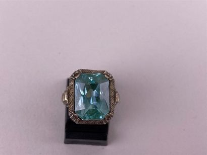 Bague en or gris 18K ornée d'une pierre verte...