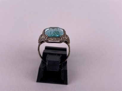 Bague en or gris 18K ornée d'une pierre verte...