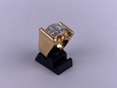 Bague tank en or jaune 18K et platine, centrée...