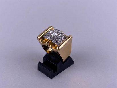 Bague tank en or jaune 18K et platine, centrée...