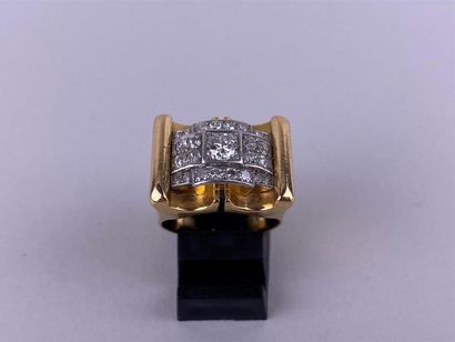 Bague tank en or jaune 18K et platine, centrée...