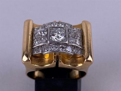Bague tank en or jaune 18K et platine, centrée...