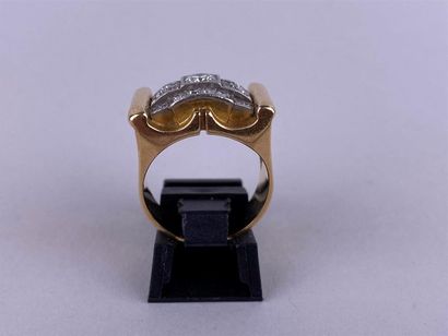 Bague tank en or jaune 18K et platine, centrée...