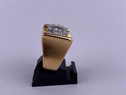 Bague tank en or jaune 18K et platine, centrée...