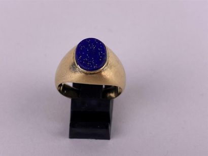 Chevalière en or jaune 14K centrée d'une...