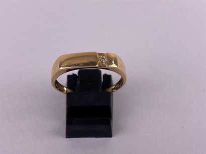 Bague en or jaune 18K ornée d'un tout petit...