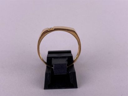 Bague en or jaune 18K ornée d'un tout petit...