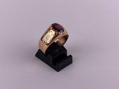 Bague en or jaune 18K centrée d'une pierre...