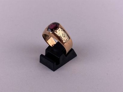 Bague en or jaune 18K centrée d'une pierre...